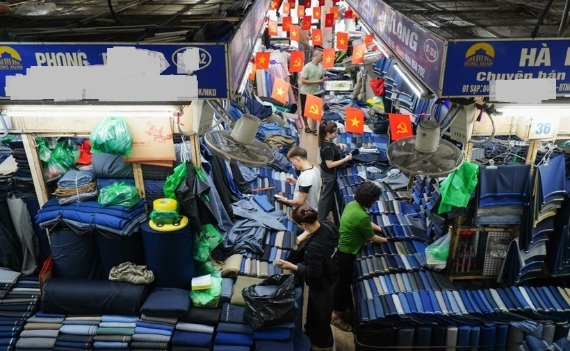 Một quầy hàng tại chợ Đồng Xuân (Hà Nội).