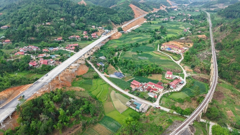 Tại dự án Hữu Nghị - Chi Lăng, hình hài của một tuyến cao tốc hiện đại đang rõ dần