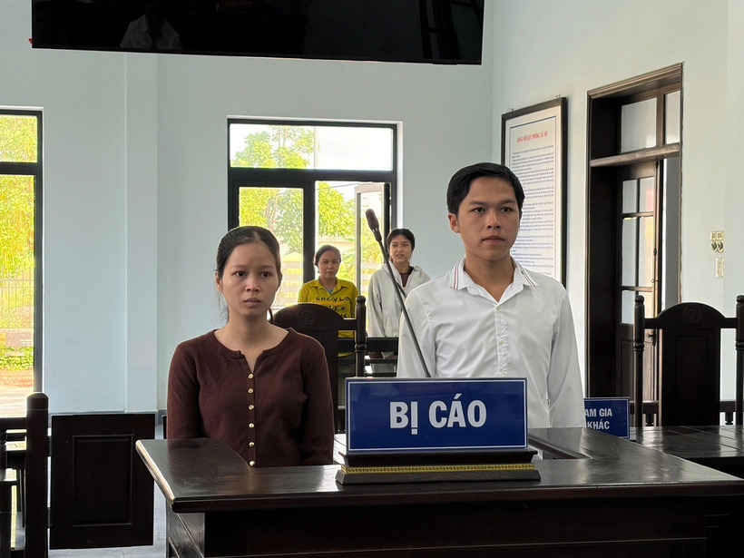 Lê Đình Kỳ Chinh và vợ là Nguyễn Thị Thủy tại tòa. Ảnh: Báo Tuổi trẻ.