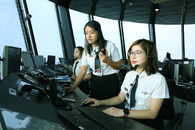 Kíp trực Kiểm soát không lưu điều hành bay tại sân bay Nội Bài