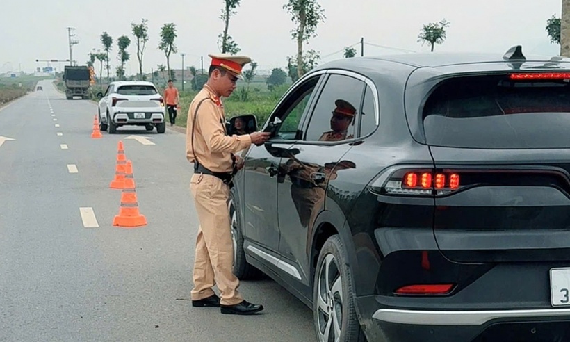CSGT tỉnh Ninh Bình kiểm soát, phát hiện, xử lý nghiêm các vi phạm về nồng độ cồn trong ngày 30/4. Ảnh: VTC News