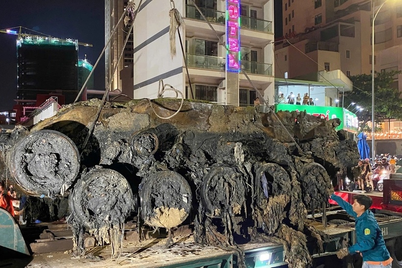 Trục vớt thành công xe tăng bị vùi lấp suốt 51 năm dưới biển Quy Nhơn. (Ảnh: Dân trí)