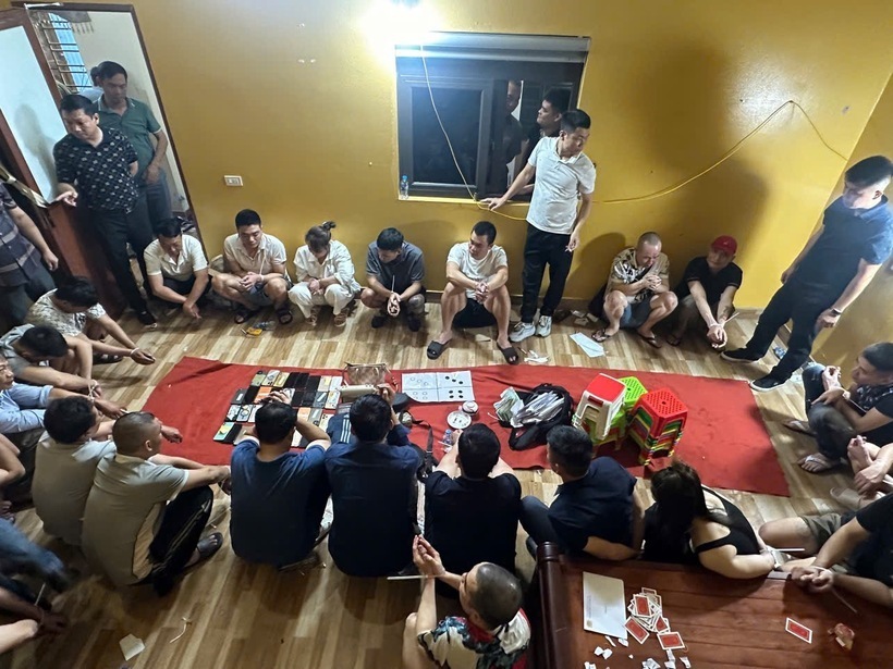 Các đối tượng đang tổ chức đánh bạc và đánh bạc dưới hình thức xóc đĩa ăn tiền. Ảnh: Công an tỉnh Ninh Bình.