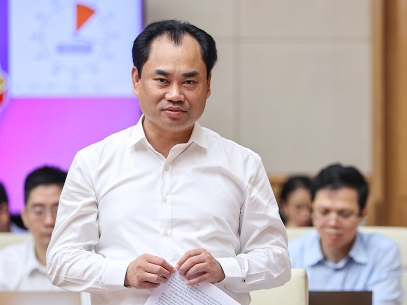 Bộ trưởng Bộ Nông nghiệp và Môi trường Trịnh Việt Hùng báo cáo tại cuộc làm việc. Ảnh VGP