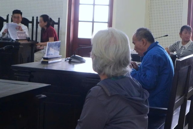 Bà B. nhiều lần nghẹn ngào xin giảm án cho chồng. (Ảnh: Tiền phong)