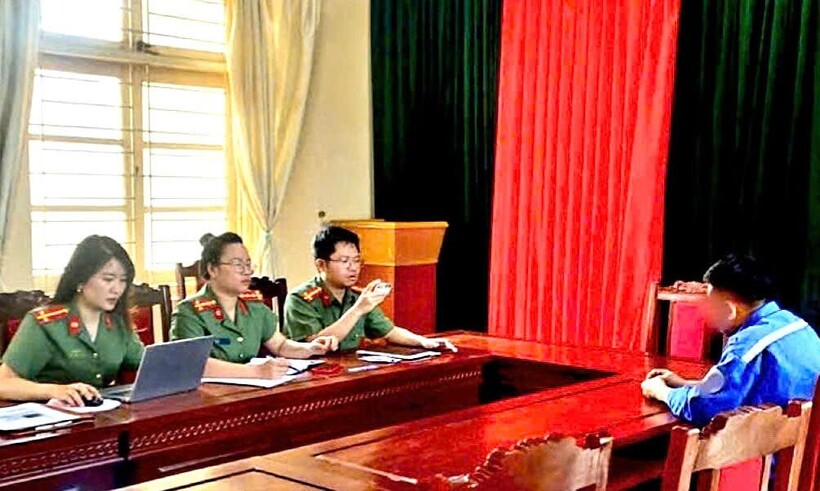Cơ quan Công an làm việc với T.N.C. (Ảnh: Công an Ninh Bình)