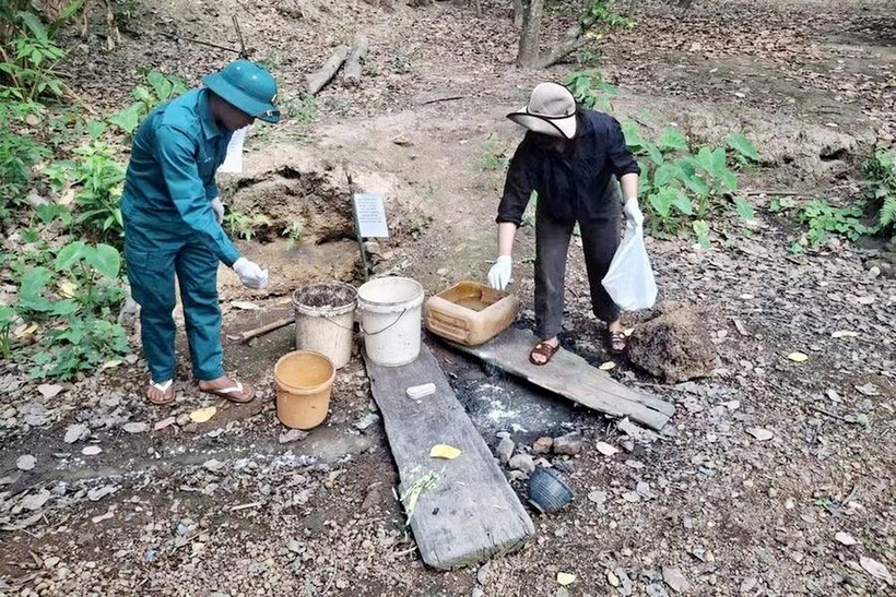 Cơ quan chức năng khử khuẩn khu vực bệnh nhân hay lui tới, làm việc. Ảnh: Dân trí
