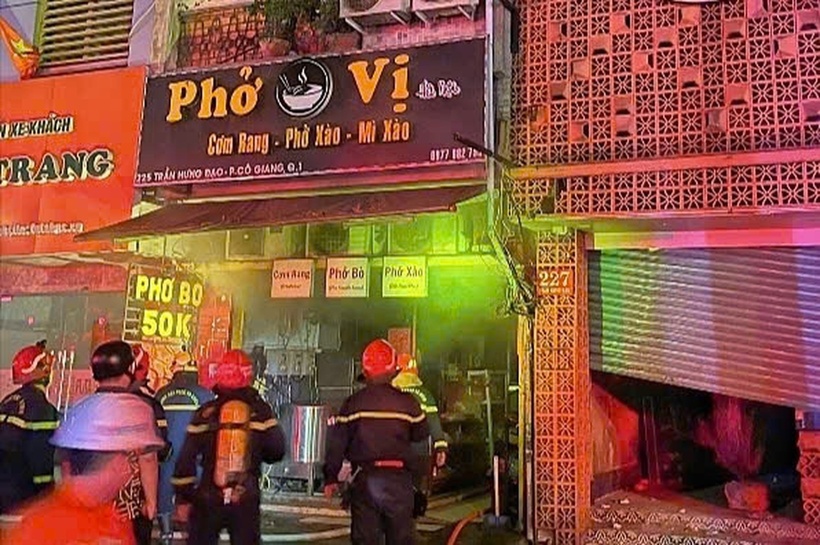 Cảnh sát dập lửa, giải cứu người mắc kẹt. (Ảnh: Dân trí)