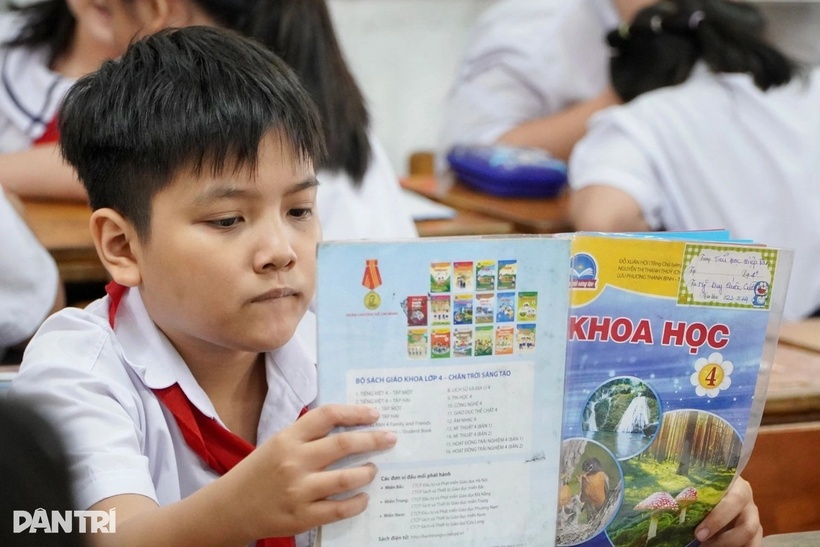 Theo lộ trình, học sinh phổ thông sẽ được miễn phí SGK từ năm 2030. Ảnh: Dân trí