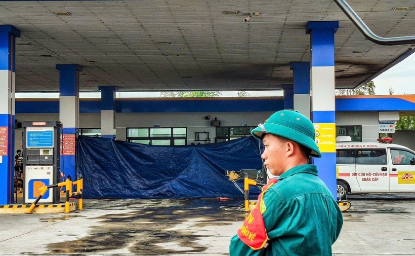 Khu vực cháy đã được che chắn để lực lượng chức năng khám nghiệm hiện trường. (Ảnh: Dân trí)