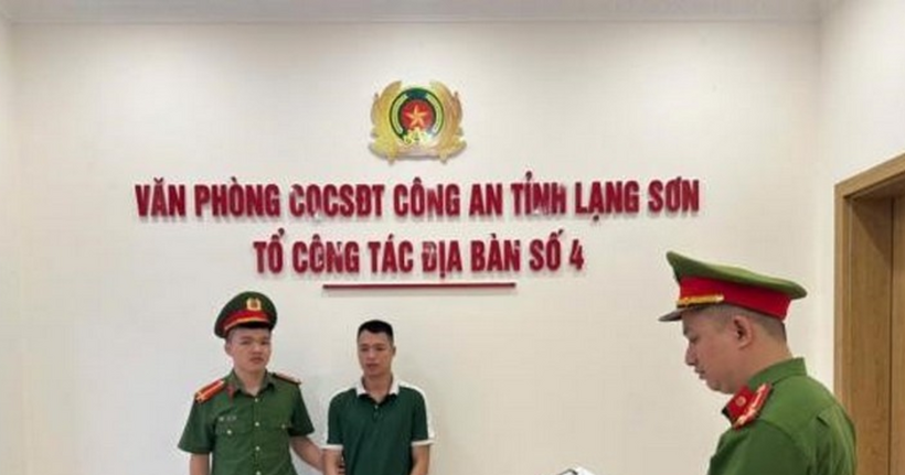 Cơ quan Cảnh sát điều tra thi hành Lệnh bắt bị can để tạm giam đối với bị can Hoàng Văn Cương. (Ảnh: Công an Lạng Sơn)