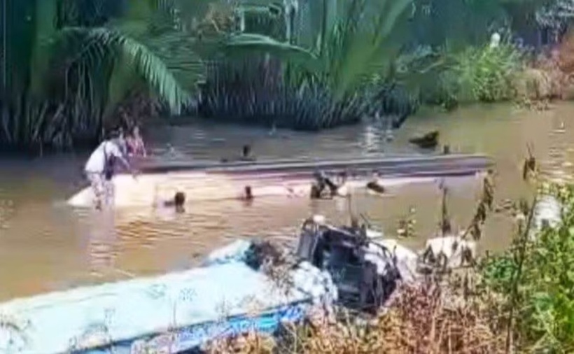 Hiện trường vụ đò chở du khách bị lật trên sông ở Cà Mau. (Ảnh: Tiền phong)