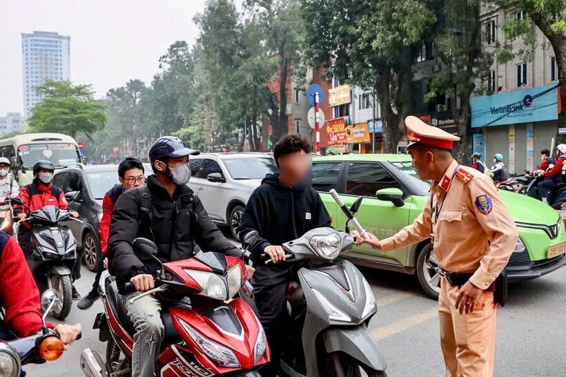 CSGT xử lý trường hợp không đội mũ bảo hiểm.