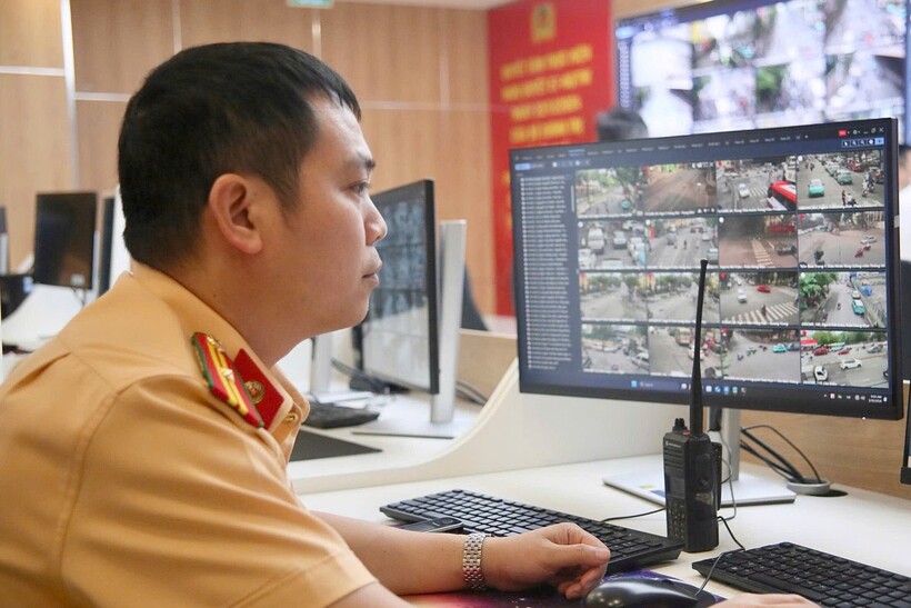 Thiếu tá Trần Đình Hoàng trong ca trực tại Trung tâm điều khiển giao thông.