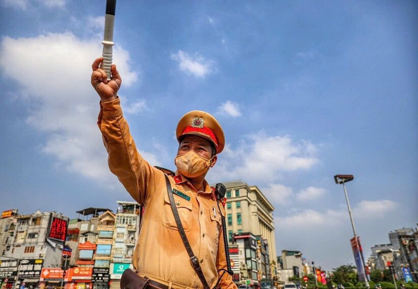 Lực lượng CSGT làm nhiệm vụ dưới nắng đầu hè để đảm bảo TTATGT.