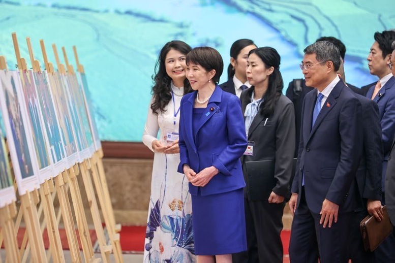 Thủ tướng Lê Minh Hưng và Thủ tướng Takaichi Sanae tham quan triển lãm ảnh về quan hệ hai nước - Ảnh: VGP/Nhật Bắc