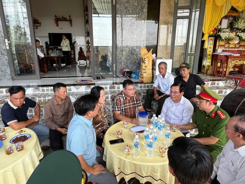 Lãnh đạo xã Thăng Điền cùng đại diện các ban ngành, đoàn thể địa phương thăm hỏi, chia buồn với gia đình nạn nhân. Ảnh: Báo Đà Nẵng
