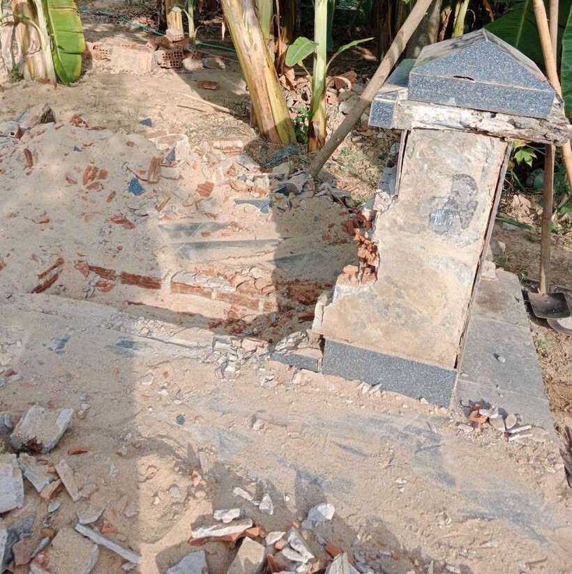 Ngôi mộ bị đập phá. Ảnh: Lao động