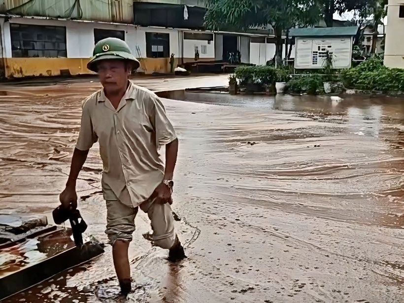 Mật mía tràn khắp khuôn viên nhà máy đường sau sự cố sét đánh thủng bể chứa. (Ảnh: Dân trí)