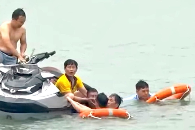 Lực lượng cứu hộ đang đưa nam vận động viên bị đuối nước lên bờ để đưa đến bệnh viện cấp cứu. (Ảnh: Dân trí)