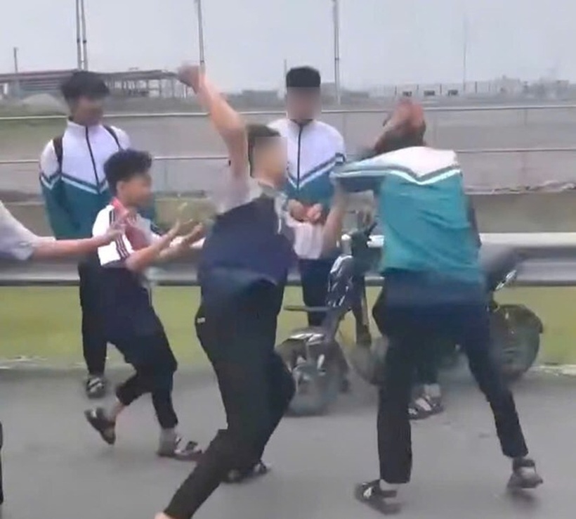 Em D. bị nhóm bạn đánh hội đồng phải nhập viện thăm khám và điều trị. Ảnh: Dân trí