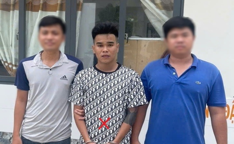 Đối tượng Trần Văn Kiệt (đứng giữa) bị bắt giữ. (Ảnh: Công an Đồng Nai)