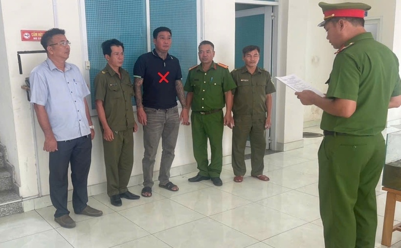 Đối tượng Châu Văn Gốp (áo đen) bị bắt giữ. (Ảnh: Công an Đồng Nai)