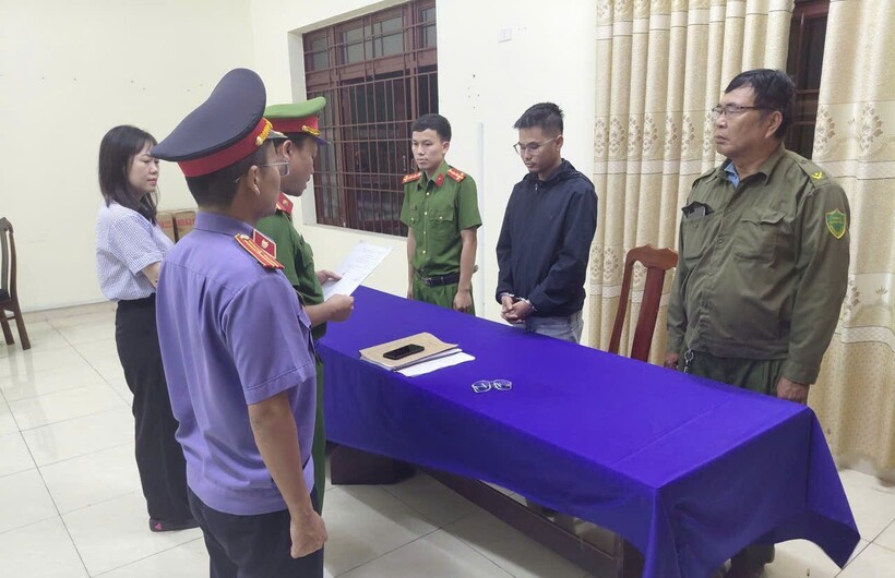 Cơ quan CSĐT Công an TP Đà Nẵng tống đạt các quyết định đối với Võ Nguyễn Duy An. Ảnh: Công an Đà Nẵng
