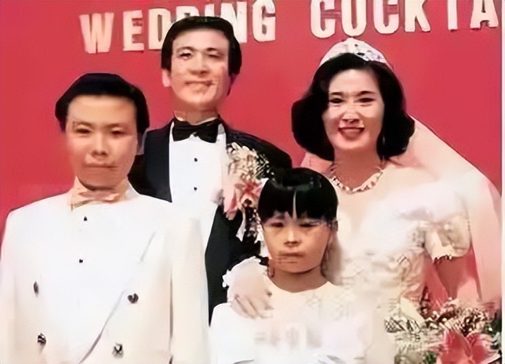 Giữa lúc cuộc hôn nhân thứ hai đang đi đến hồi kết, Lý Tư Kỳ nhận tin dữ: Bà mắc bệnh ung thư cổ tử cung vào năm 1996.