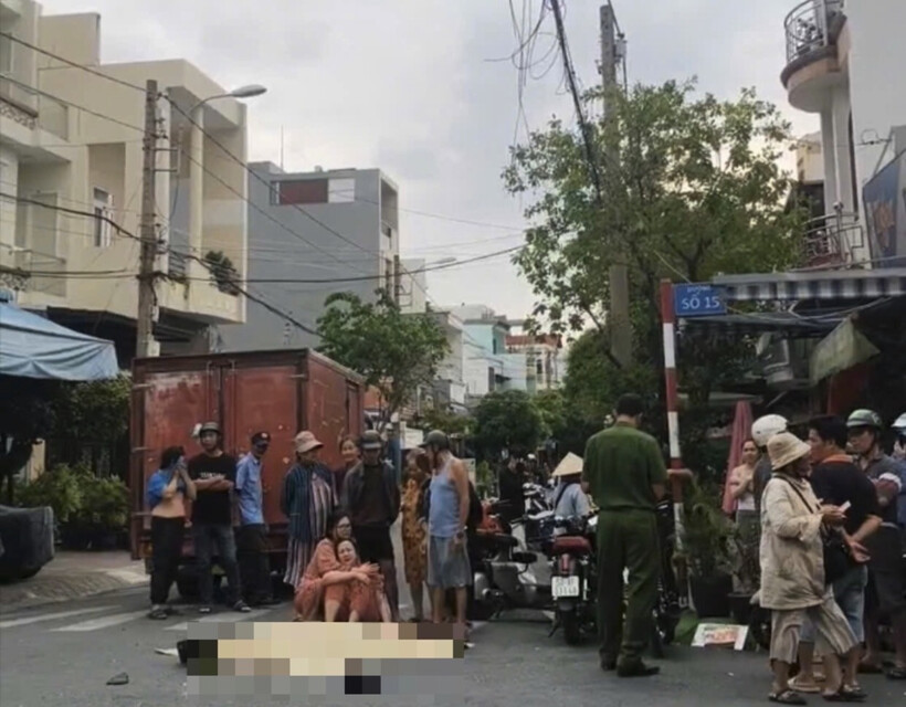 Người mẹ gào khóc bên thi thể con khiến ai cũng xót xa.