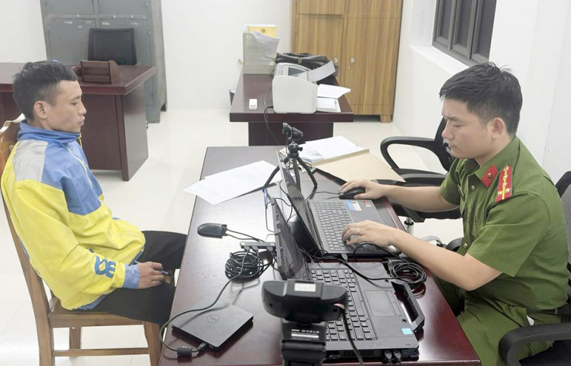 Vì ghen tuông, người đàn ông áo vàng đã dùng dao chém vợ tử vong. Ảnh: Cơ quan công an.