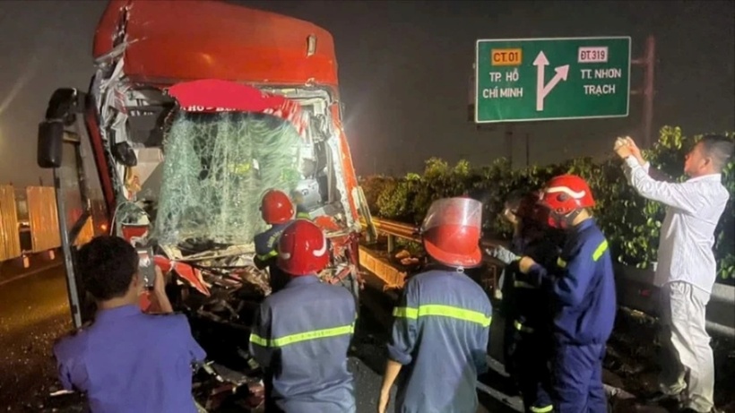 Phần đầu ô tô khách bị bẹp dúm. (Ảnh: Pháp luật TP.HCM)