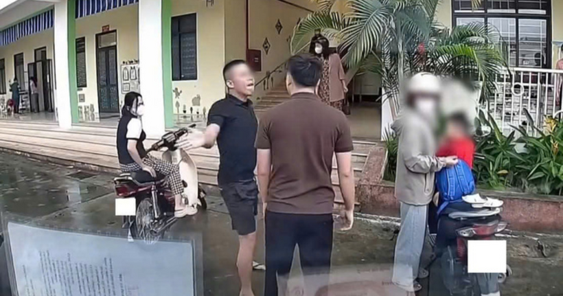 N.V.G. (áo đen) hùng hổ chửi bới, tát anh T.Đ.Đ. (Ảnh cắt từ clip).