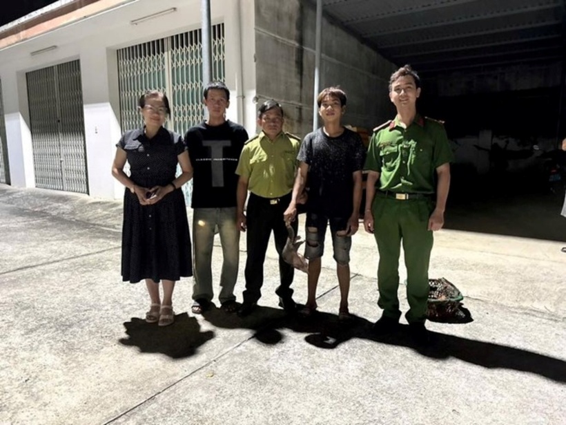 2 thanh niên giao nộp cá thể tê tê quý hiếm cho cơ quan chức năng. (Ảnh: Lao động)
