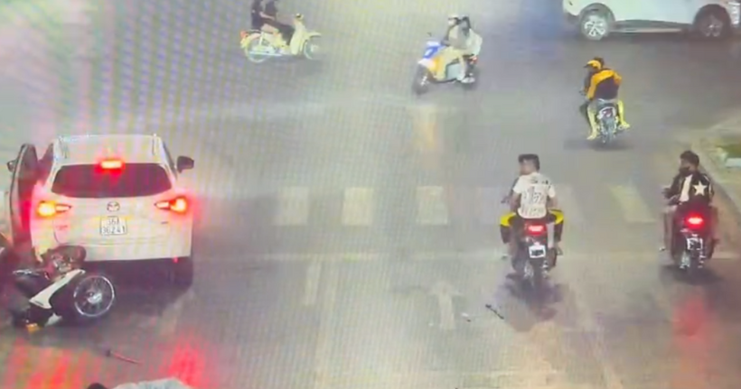 Hiện trường vụ tai nạn và các đối tượng đi cùng che, tháo biển số xe mô tô tại ngã tư đại lộ Lê Lợi và đường Lê Hoàn. (Ảnh: Công an Thanh Hóa)