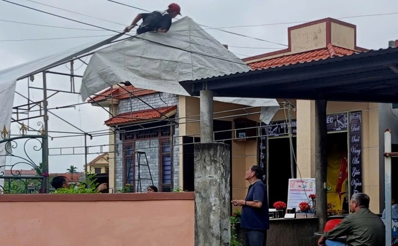 Người thân đang tổ chức tang lễ cho người mẹ xấu số sau vụ án mạng do chính con trai mình gây ra. (Ảnh: Tuổi trẻ)
