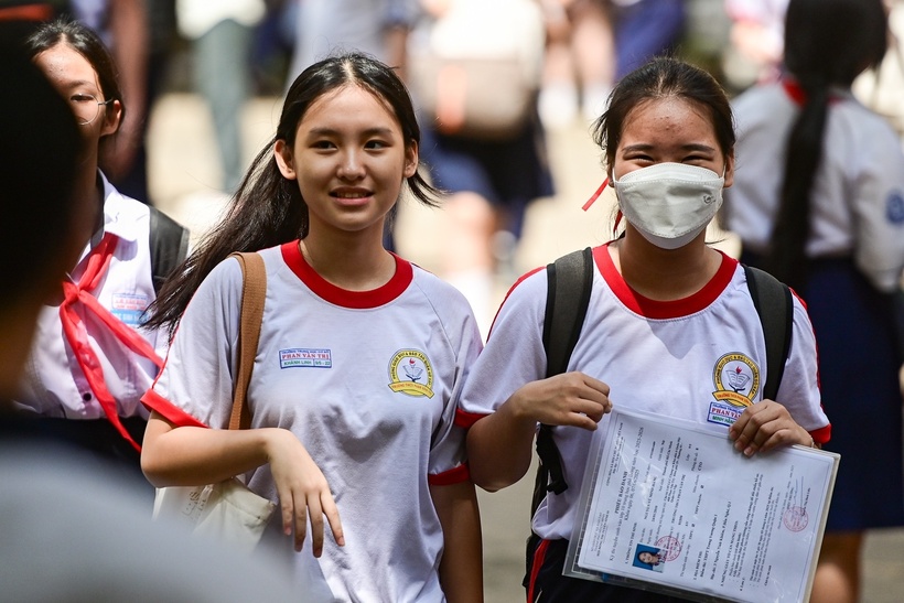Số liệu đăng ký nguyện vọng 1 vào lớp 10 tại TP.HCM năm học 2026 - 2027 tăng mạnh, không chỉ ở các trường top mà cả nhóm giữa, khiến nhiều phụ huynh và học sinh lo lắng. Ảnh minh họa