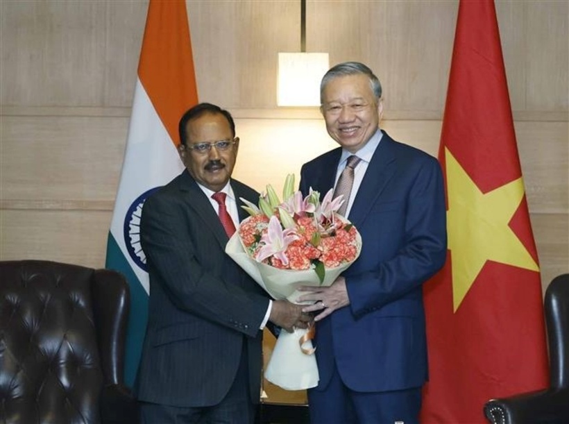 Cố vấn An ninh Quốc gia Ấn Độ Ajit Doval tặng hoa Tổng Bí thư, Chủ tịch nước Tô Lâm. Ảnh: Thống Nhất/TTXVN
