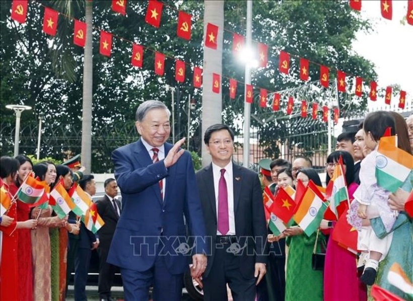 Tổng Bí thư, Chủ tịch nước Tô Lâm gặp gỡ cán bộ, nhân viên Đại sứ quán và cộng đồng người Việt Nam tại Ấn Độ. Ảnh: Thống Nhất/TTXVN