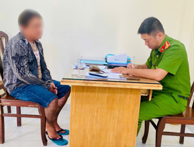 Đối tượng Đỗ Nhật T. tại cơ quan Công an. Ảnh: Công an Cà Mau