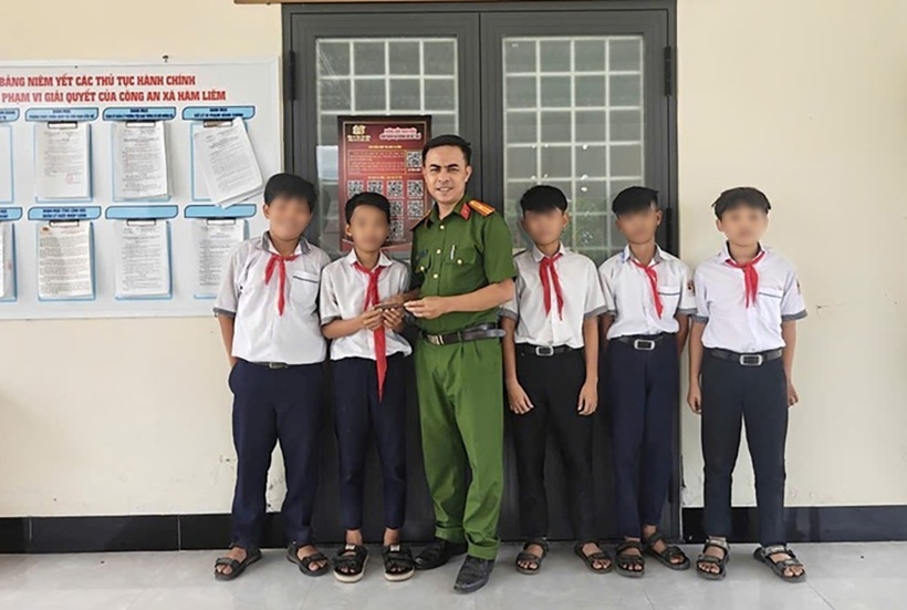 Nhóm học sinh lớp 7 giao nộp 2 đầu đạn nhặt được cho công an xã. Ảnh: Lao động