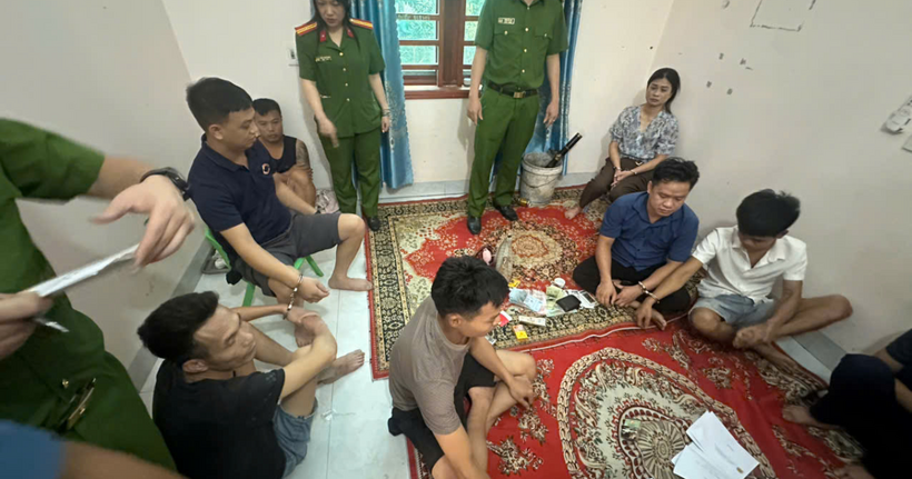 Các đối tượng đánh bạc dưới hình thức chơi Liêng tại nhà ở của Trần Văn Hùng ở xã Sơn Đông. (Ảnh: CACC)