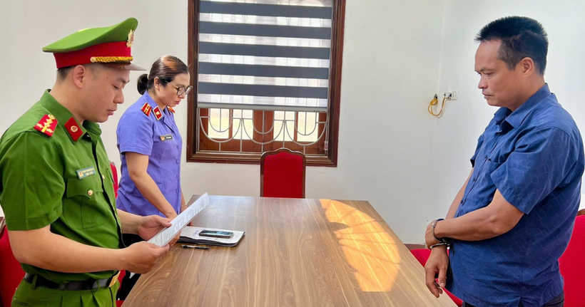 Cơ quan CSĐT Công an Thành phố Hải Phòng thi hành lệnh bắt bị can để tạm giam đối với Vũ Bá Đoạt.
