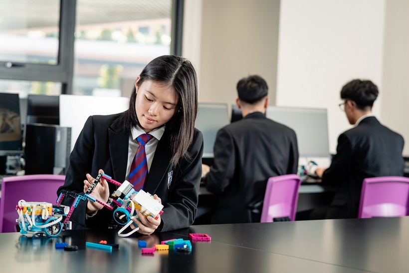 Kế thừa di sản giáo dục lâu đời gần 200 năm của hệ thống&nbsp;Brighton&nbsp;College&nbsp;tại Vương Quốc Anh, Nhà&nbsp;trường&nbsp;kết hợp hài hòa giữa những tiêu chuẩn học thuật xuất sắc với việc nuôi dưỡng sự tò mò và&nbsp;tư&nbsp;duy độc lập ở mỗi học sinh.