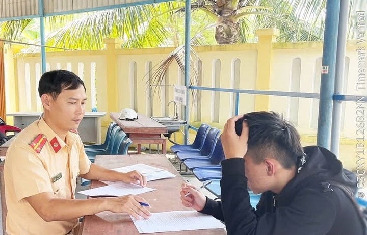 Thiếu niên khi làm việc với CSGT. Ảnh:&nbsp;Phạm Linh