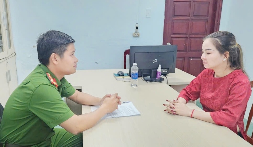Đối tượng Trần Thị Kim Kha tại cơ quan công an. (Ảnh: Người lao động)