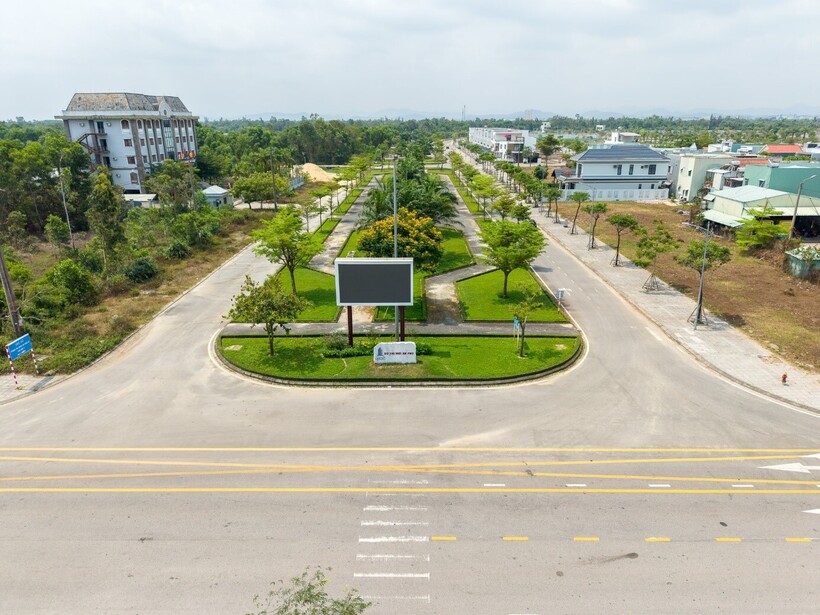 KĐT được quy hoạch bài bản, đã hoàn thiện hệ thống điện ngầm, cấp nước, chiếu sáng, trường học và các tiện ích công cộng.