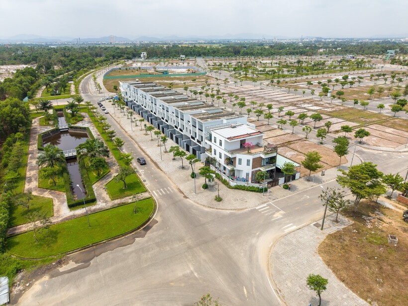 Dãy shophouse Đà Nẵng Rise City cùng hệ thống đường nội bộ rộng thoáng.