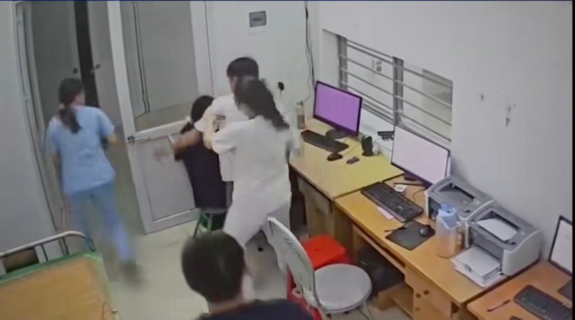 Nhiều vụ hành hung nhân viên y yế khiến dư luận bức xúc. (Ảnh: Người lao động)