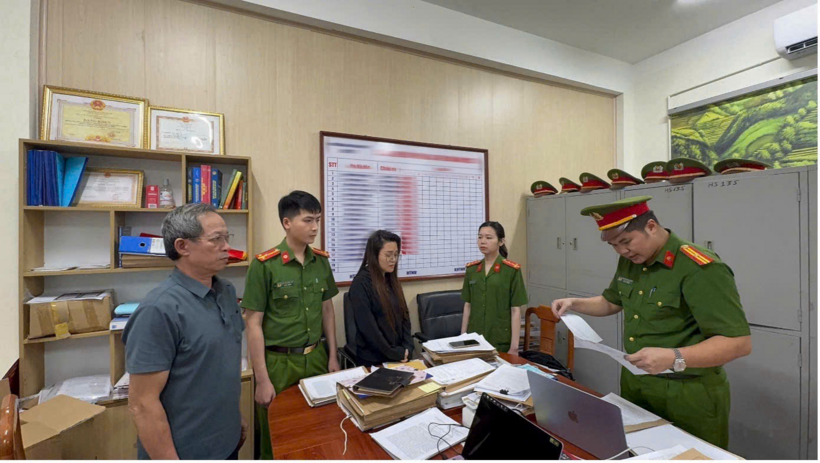 Đối tượng Nguyễn Thị Thùy Dương (áo đen) tại cơ quan công an (Ảnh: Công an cung cấp).